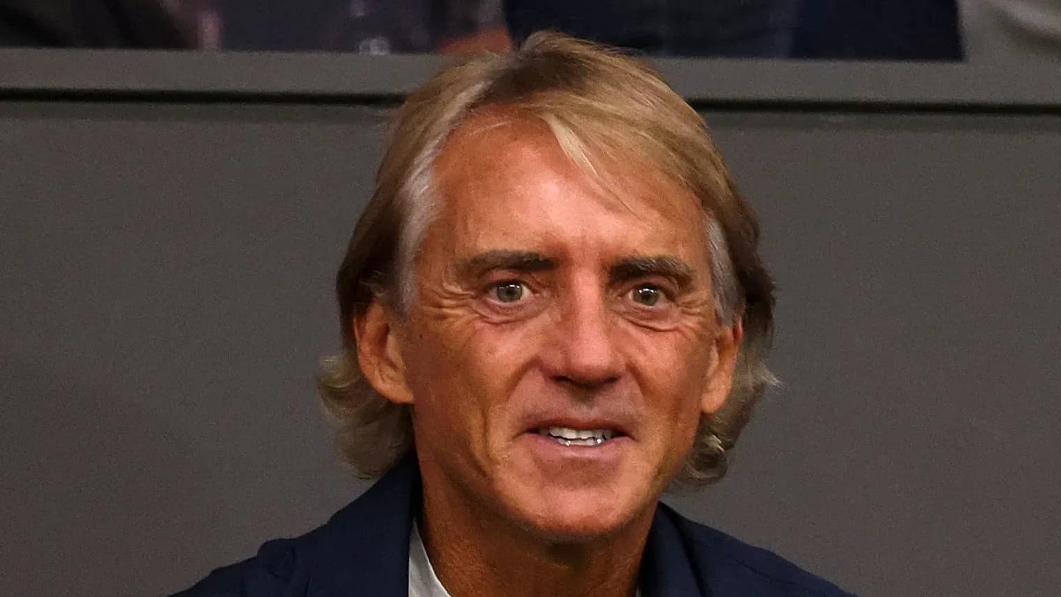 Entraîneur souriant lors d'un événement sportif Entraîneur souriant lors d'un événement sportif