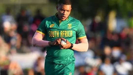 Joueur sud-africain tenant un ballon de rugby Joueur sud-africain tenant un ballon de rugby