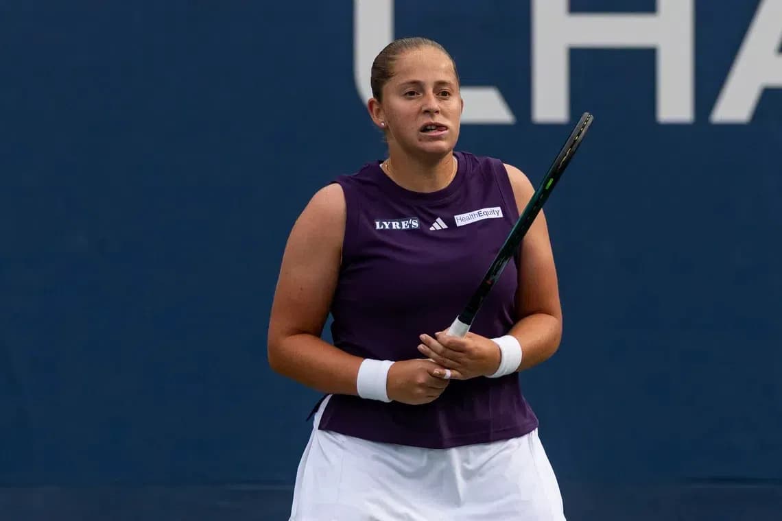 Joueuse de tennis tenant une raquette sur le court Joueuse de tennis tenant une raquette sur le court