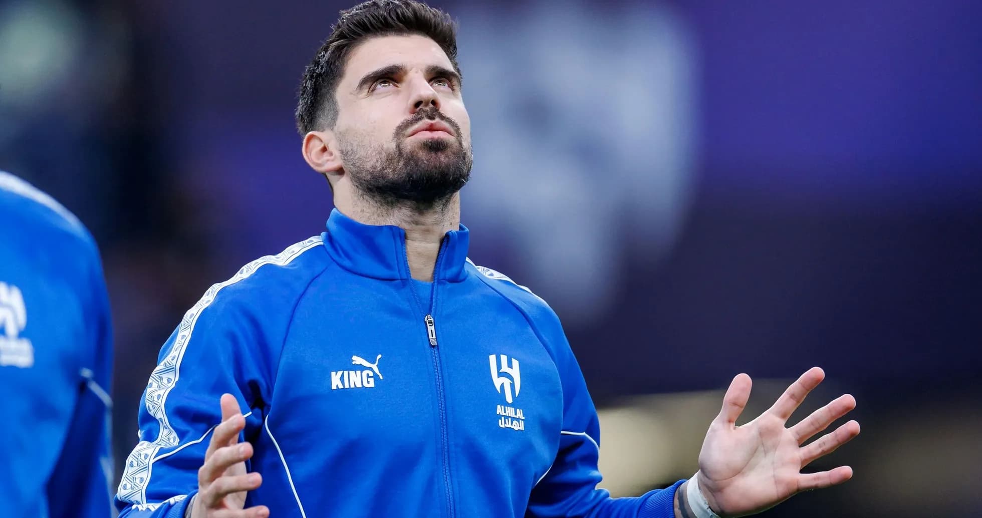Joueur d'Al Hilal levant les mains avant le match Joueur d'Al Hilal levant les mains avant le match