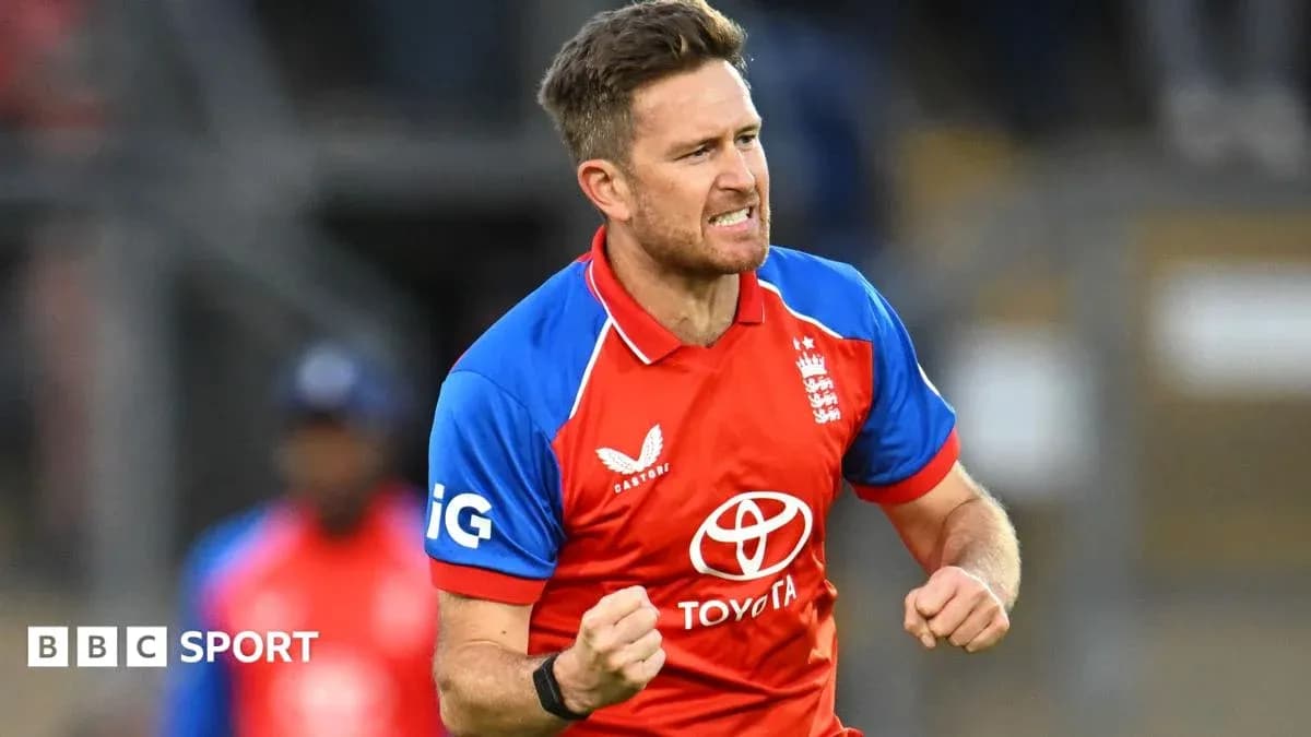 Joueur anglais célébrant après une prise de wicket Joueur anglais célébrant après une prise de wicket
