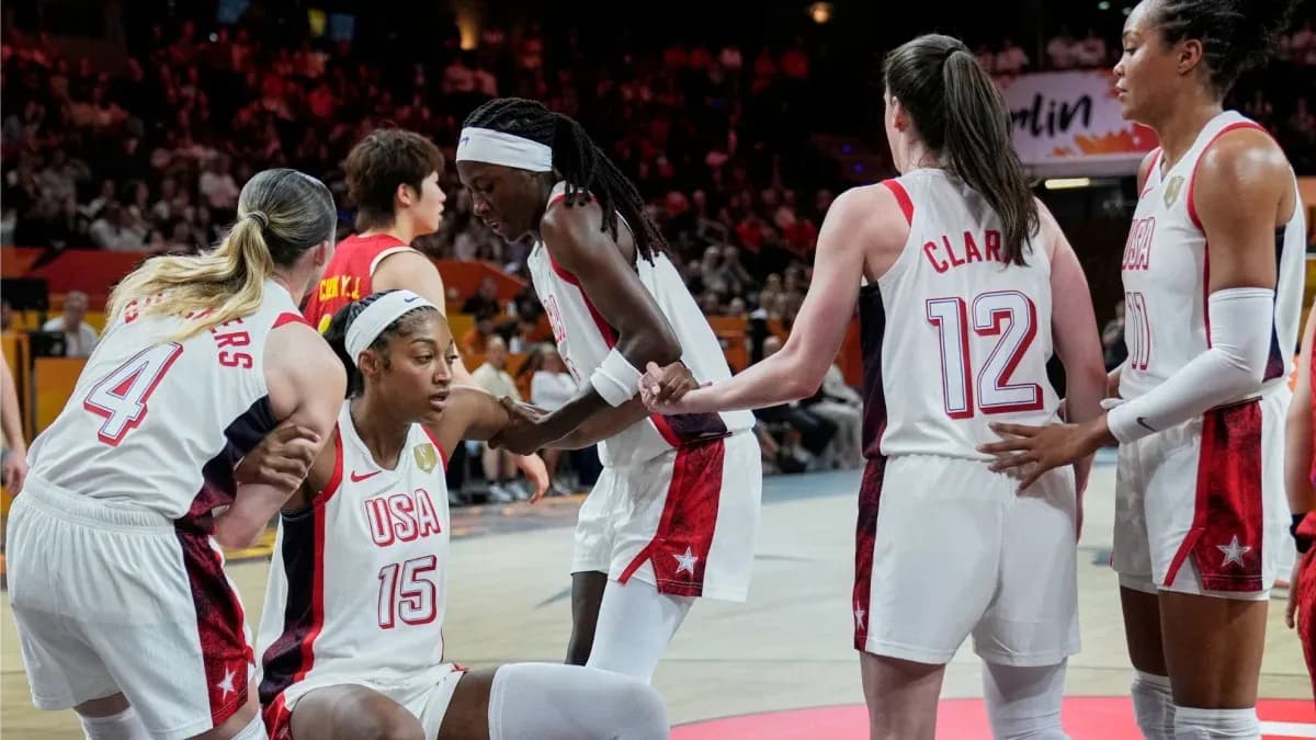 Joueuses de l'équipe USA entourant une coéquipière blessée Joueuses de l'équipe USA entourant une coéquipière blessée