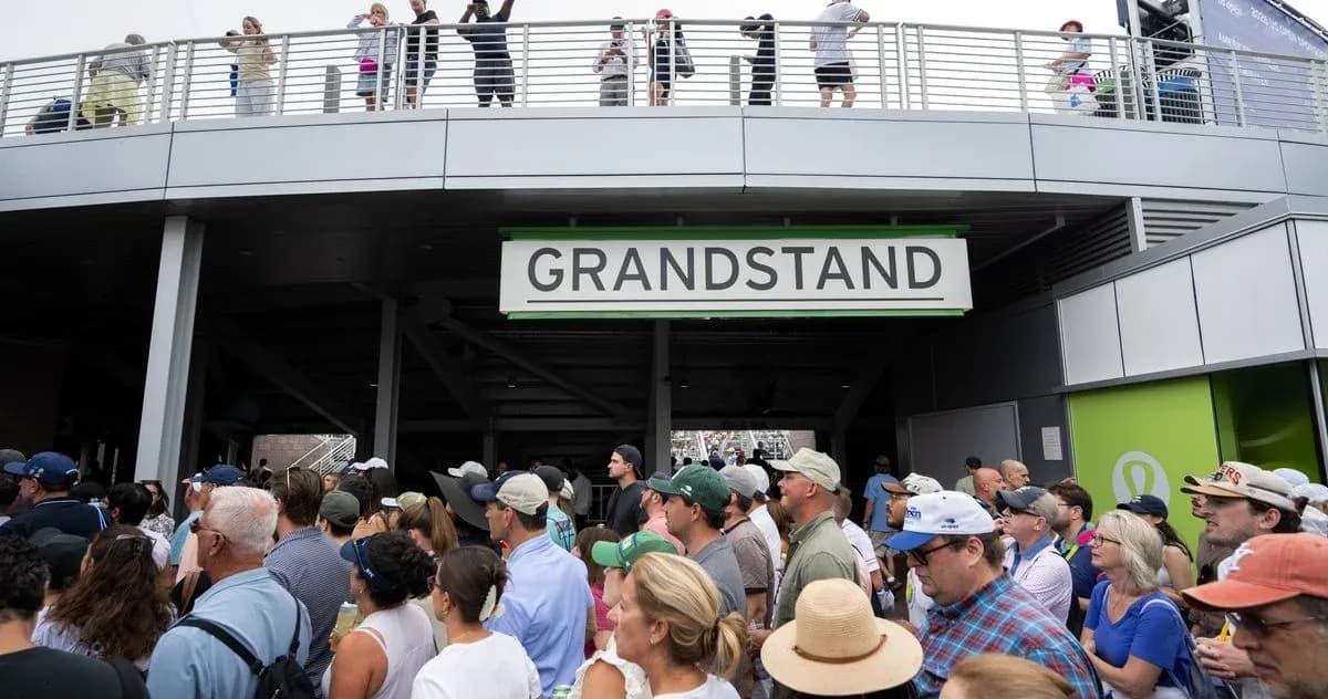 Foule devant l'entrée du Grandstand lors d'un événement Foule devant l'entrée du Grandstand lors d'un événement