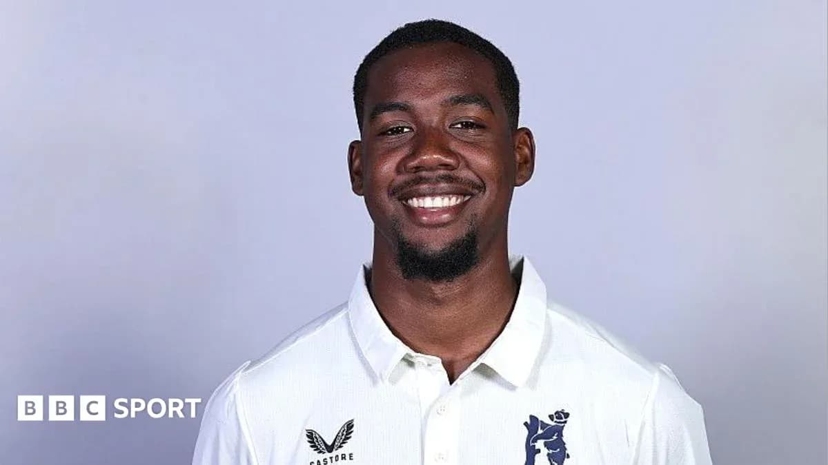Joueur de cricket souriant en uniforme blanc Joueur de cricket souriant en uniforme blanc