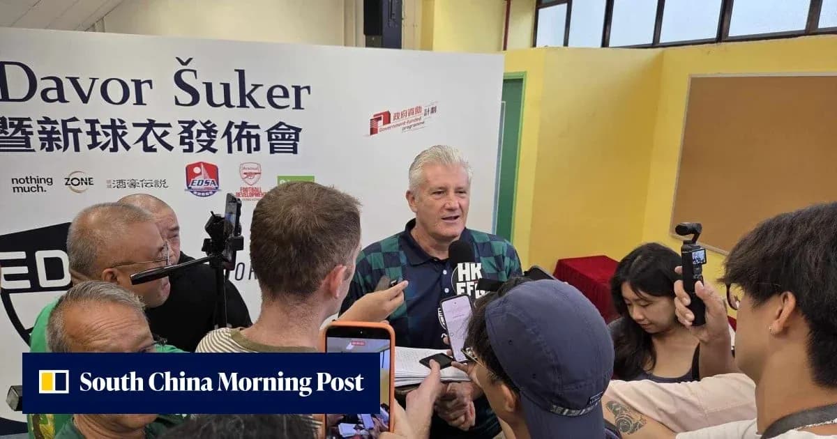 Davor Šuker lors d'une conférence de presse entouré de journalistes Davor Šuker lors d'une conférence de presse entouré de journalistes