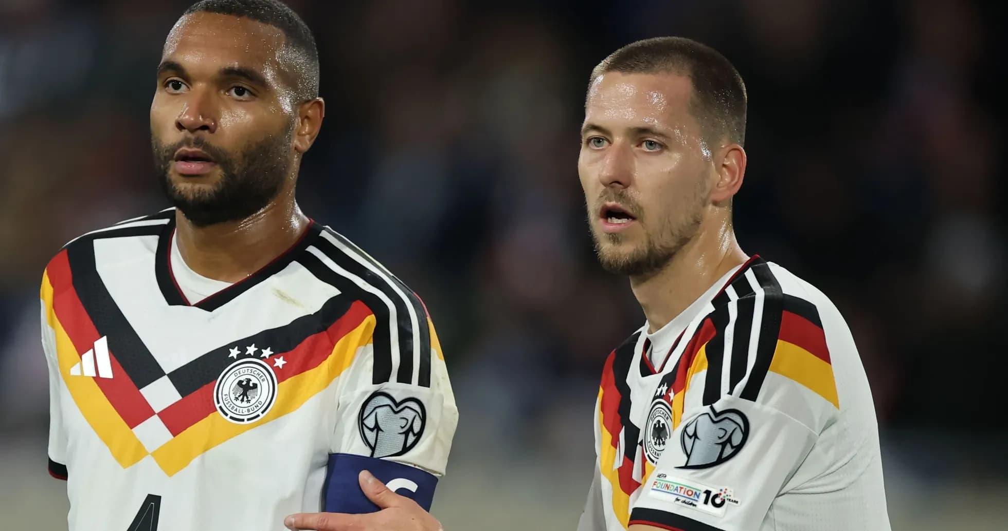 Joueurs allemands en discussion sur le terrain Joueurs allemands en discussion sur le terrain