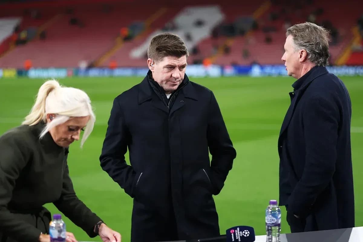 Trois personnes discutant sur le terrain de football Trois personnes discutant sur le terrain de football