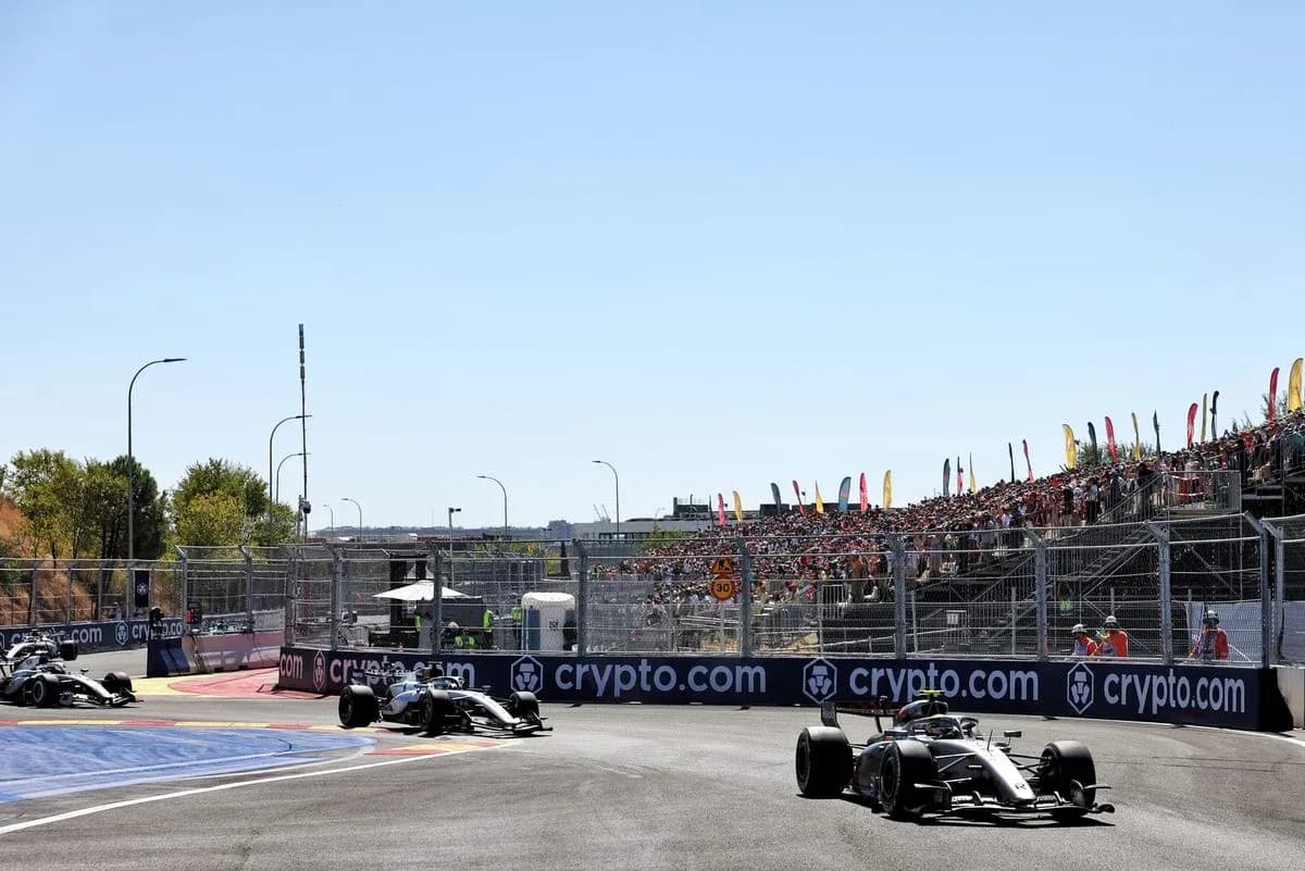Deux voitures de Formule 1 en course sur circuit Deux voitures de Formule 1 en course sur circuit