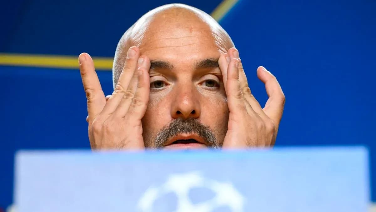 Entraîneur en conférence de presse avec les mains sur le visage Entraîneur en conférence de presse avec les mains sur le visage
