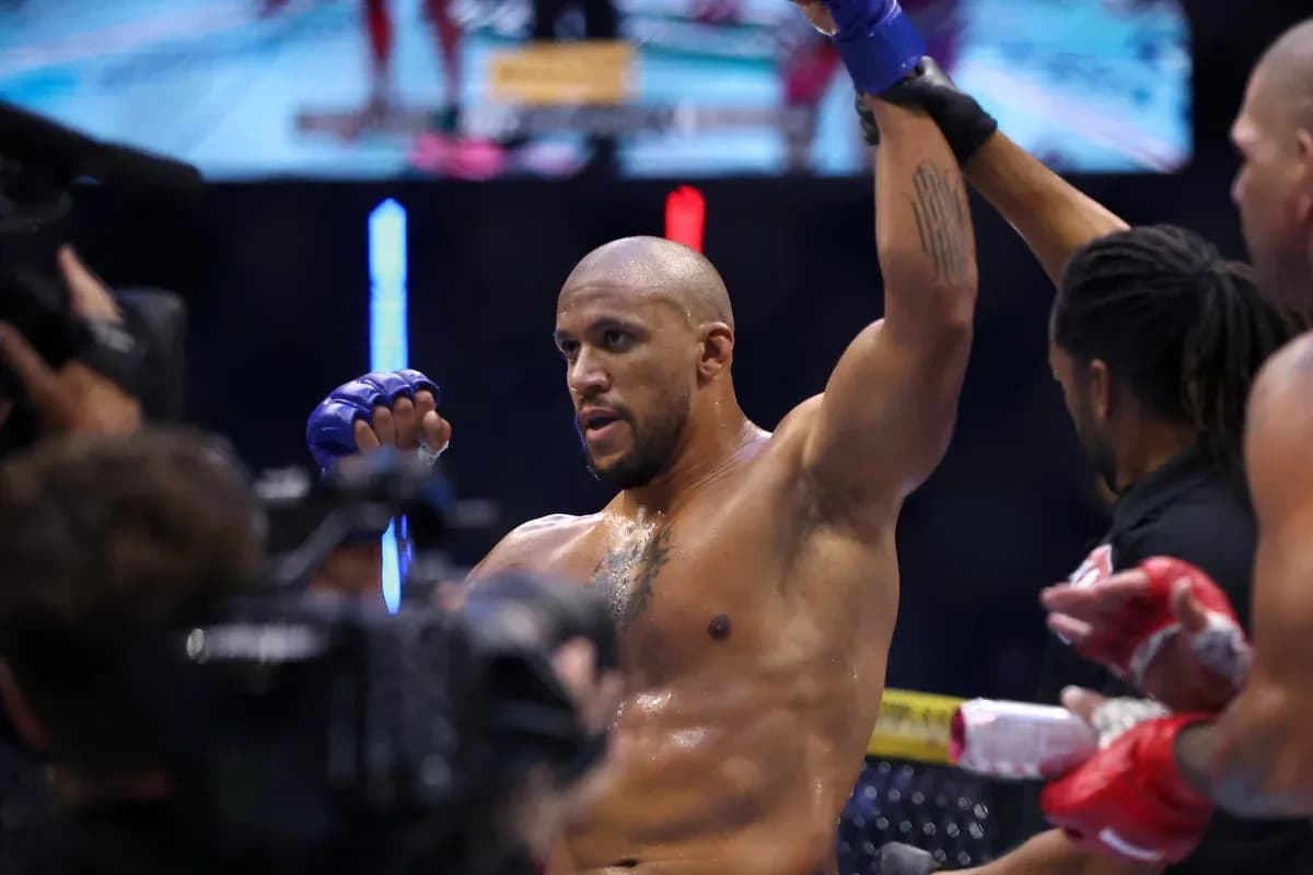 Lutte de MMA avec un combattant levant les bras Lutte de MMA avec un combattant levant les bras