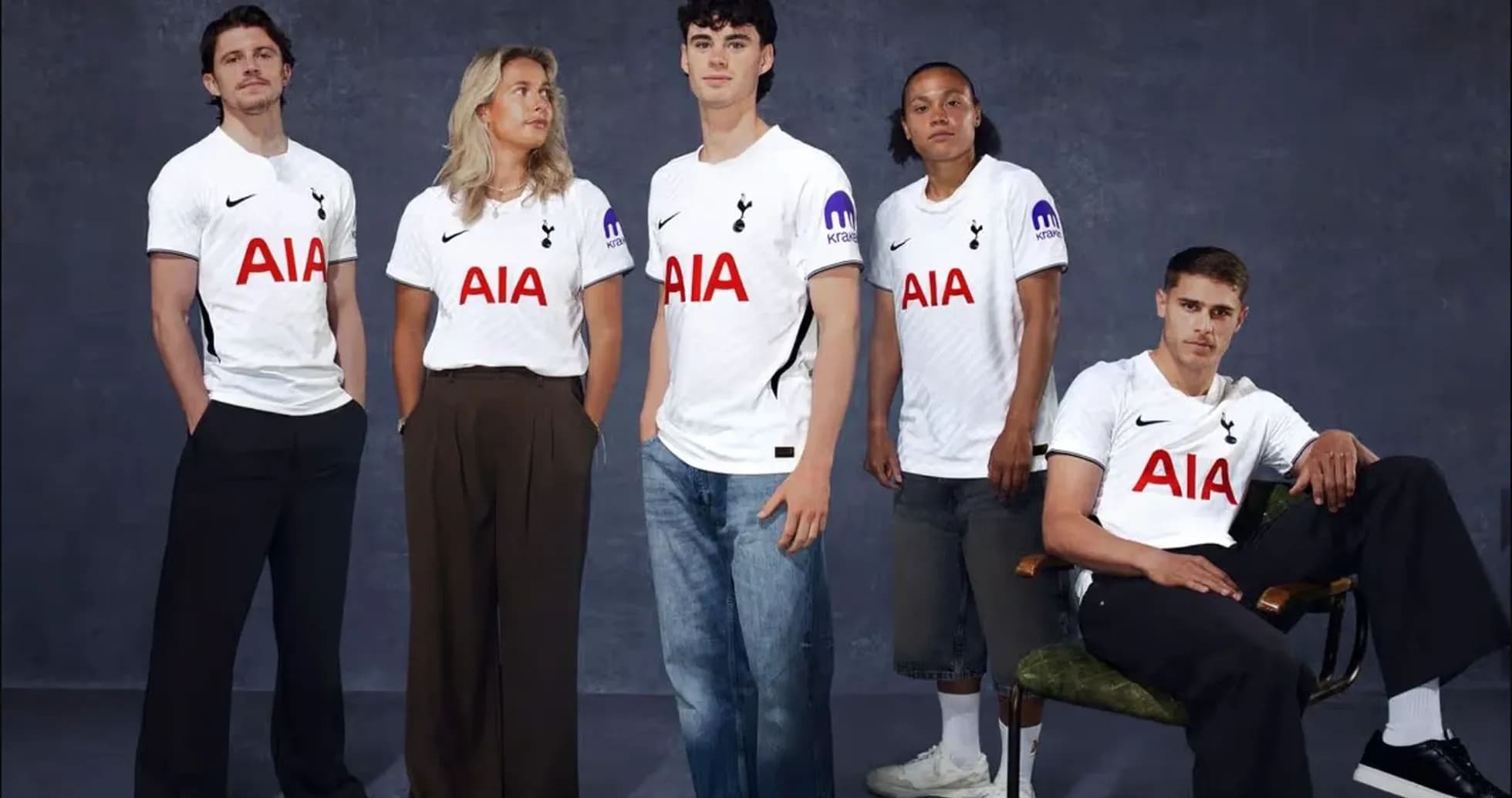 Cinq personnes portant des maillots de Tottenham Cinq personnes portant des maillots de Tottenham