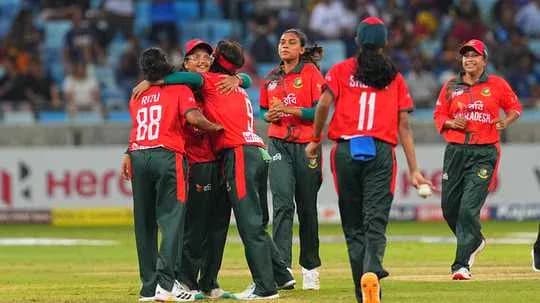 Joueuses du Bangladesh célébrant un succès sur le terrain Joueuses du Bangladesh célébrant un succès sur le terrain