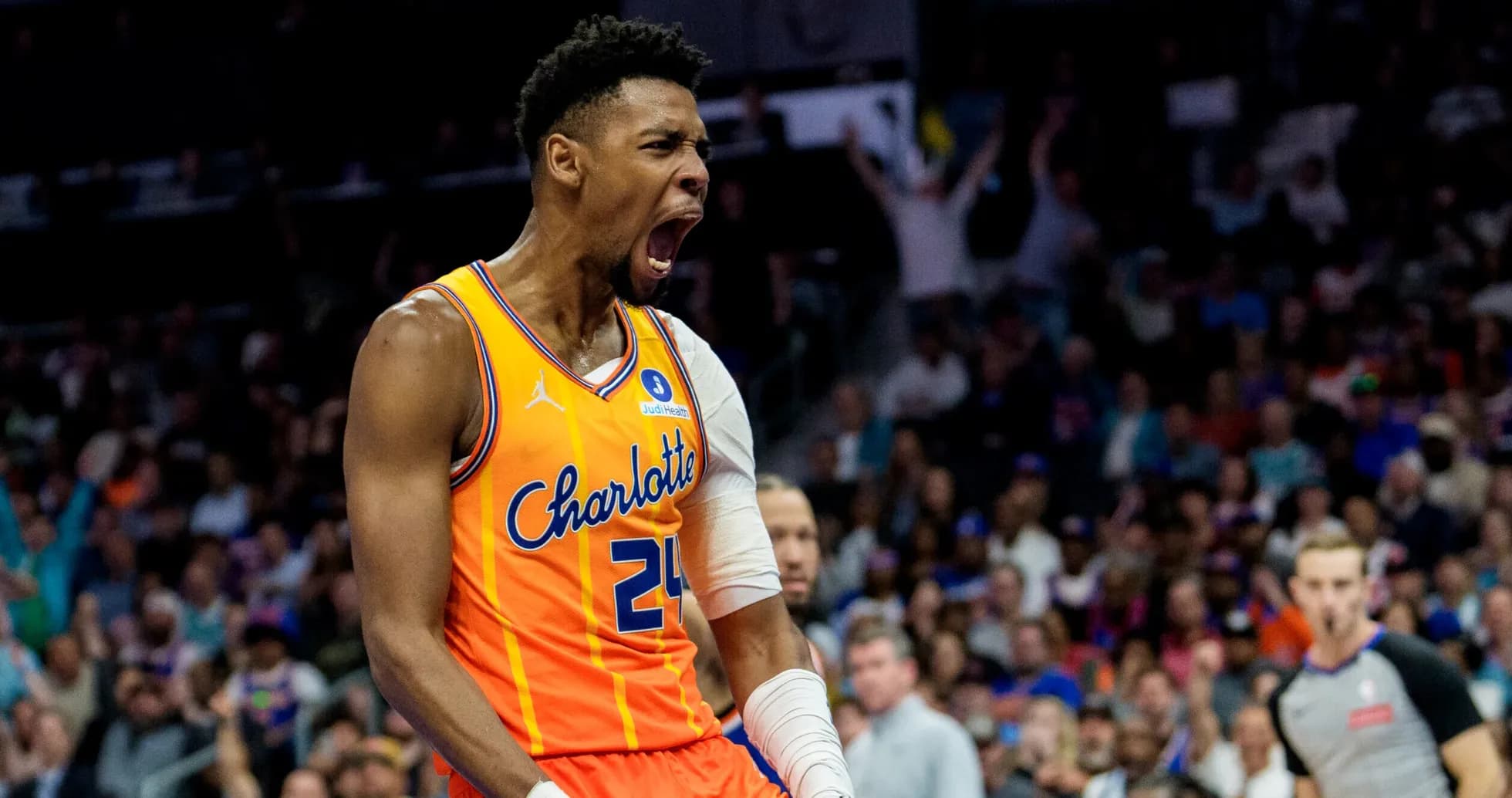 Joueur des Charlotte Hornets célébrant un point marqué Joueur des Charlotte Hornets célébrant un point marqué