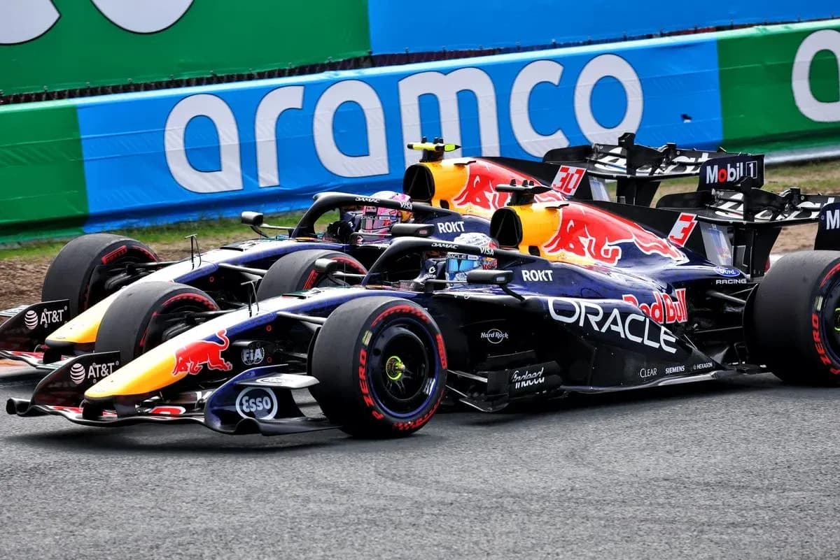 Deux voitures de F1 Red Bull en course Deux voitures de F1 Red Bull en course