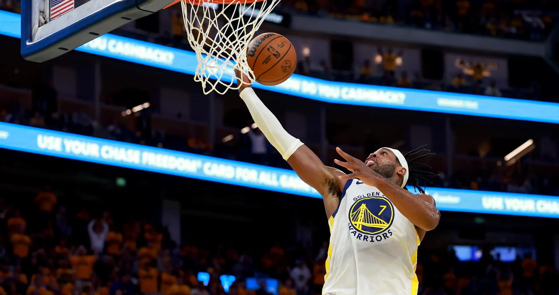 Joueur des Golden State Warriors réalisant un dunk Joueur des Golden State Warriors réalisant un dunk