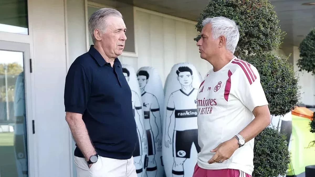 Deux entraîneurs discutant près du terrain d'entraînement Deux entraîneurs discutant près du terrain d'entraînement