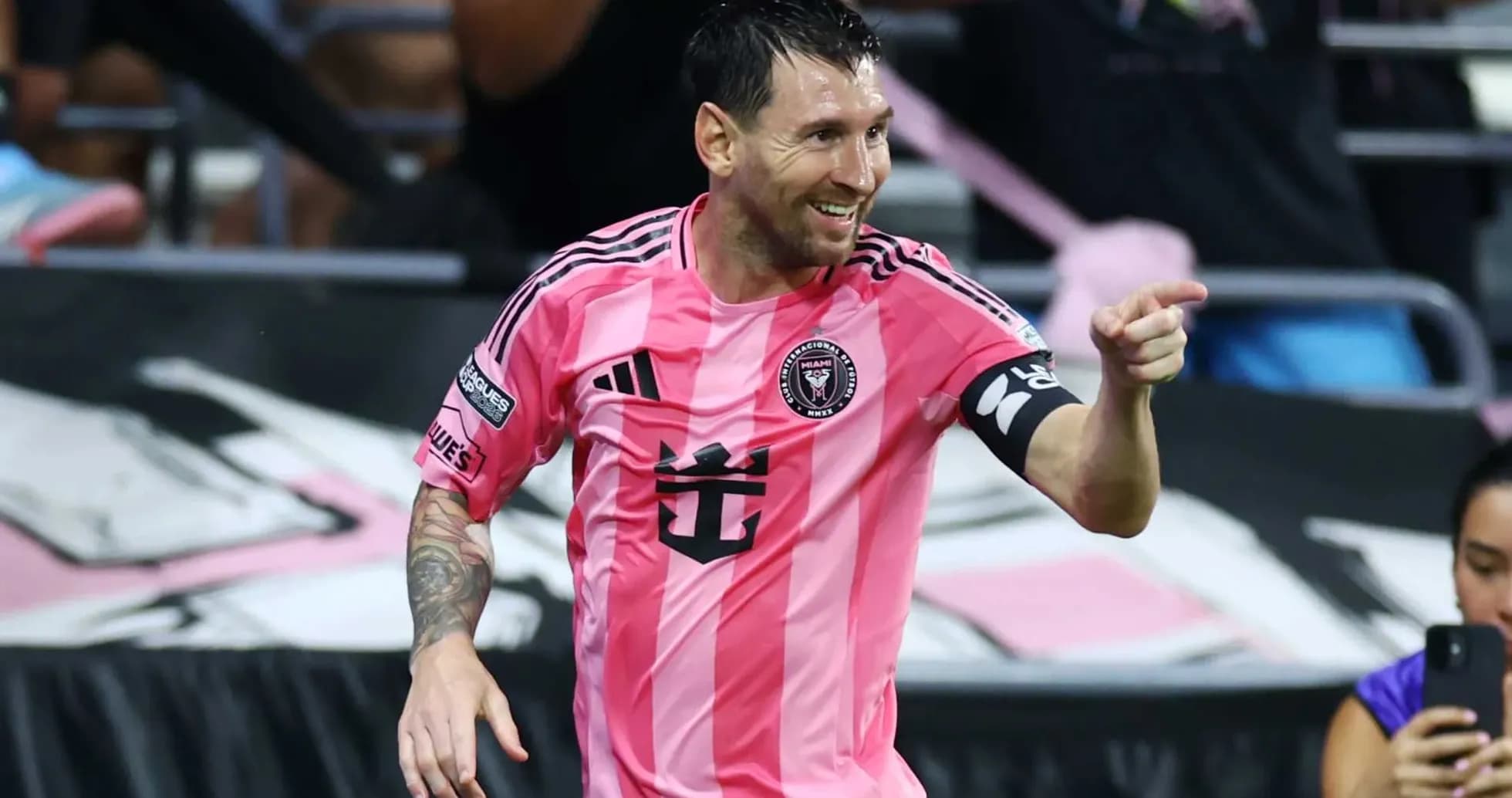 Joueur célébrant un but avec le maillot rose de Miami Joueur célébrant un but avec le maillot rose de Miami