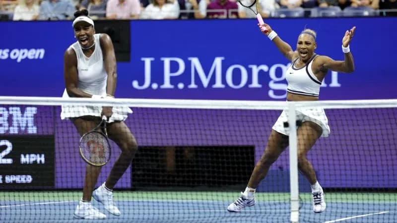 Venus et Serena Williams célébrant un point au tennis Venus et Serena Williams célébrant un point au tennis
