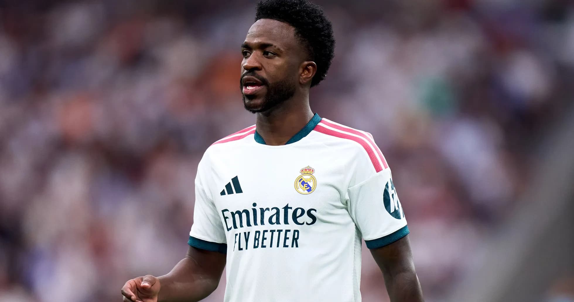 Joueur de football en maillot du Real Madrid sur le terrain Joueur de football en maillot du Real Madrid sur le terrain
