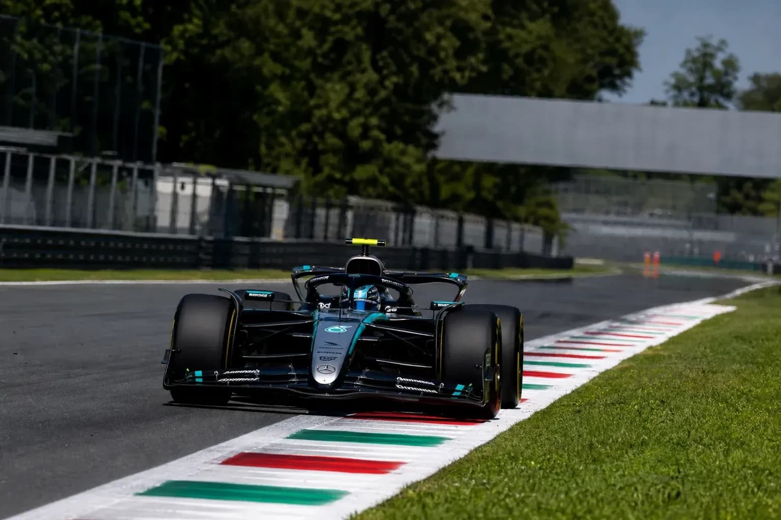Voiture de Formule 1 sur la piste à Monza Voiture de Formule 1 sur la piste à Monza
