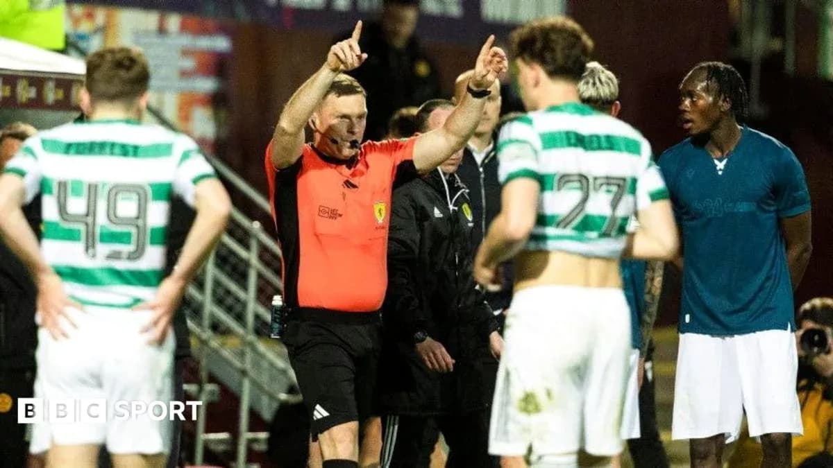 Arbitre donnant des instructions aux joueurs pendant le match Arbitre donnant des instructions aux joueurs pendant le match