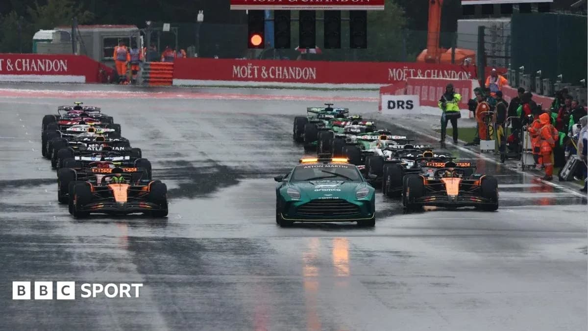 Voitures de F1 en formation sous la pluie Voitures de F1 en formation sous la pluie