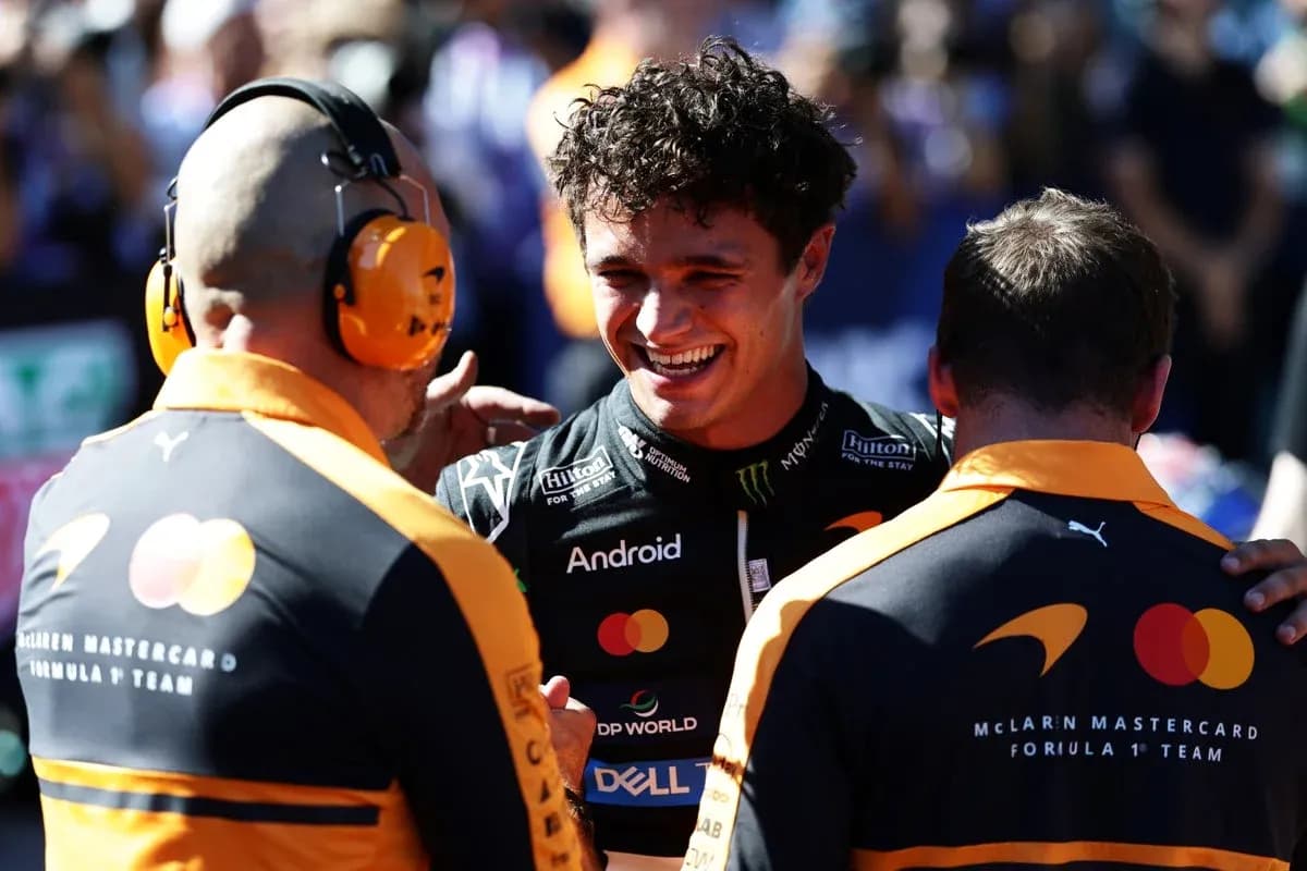 Lando Norris célébrant avec l'équipe McLaren après la course Lando Norris célébrant avec l'équipe McLaren après la course