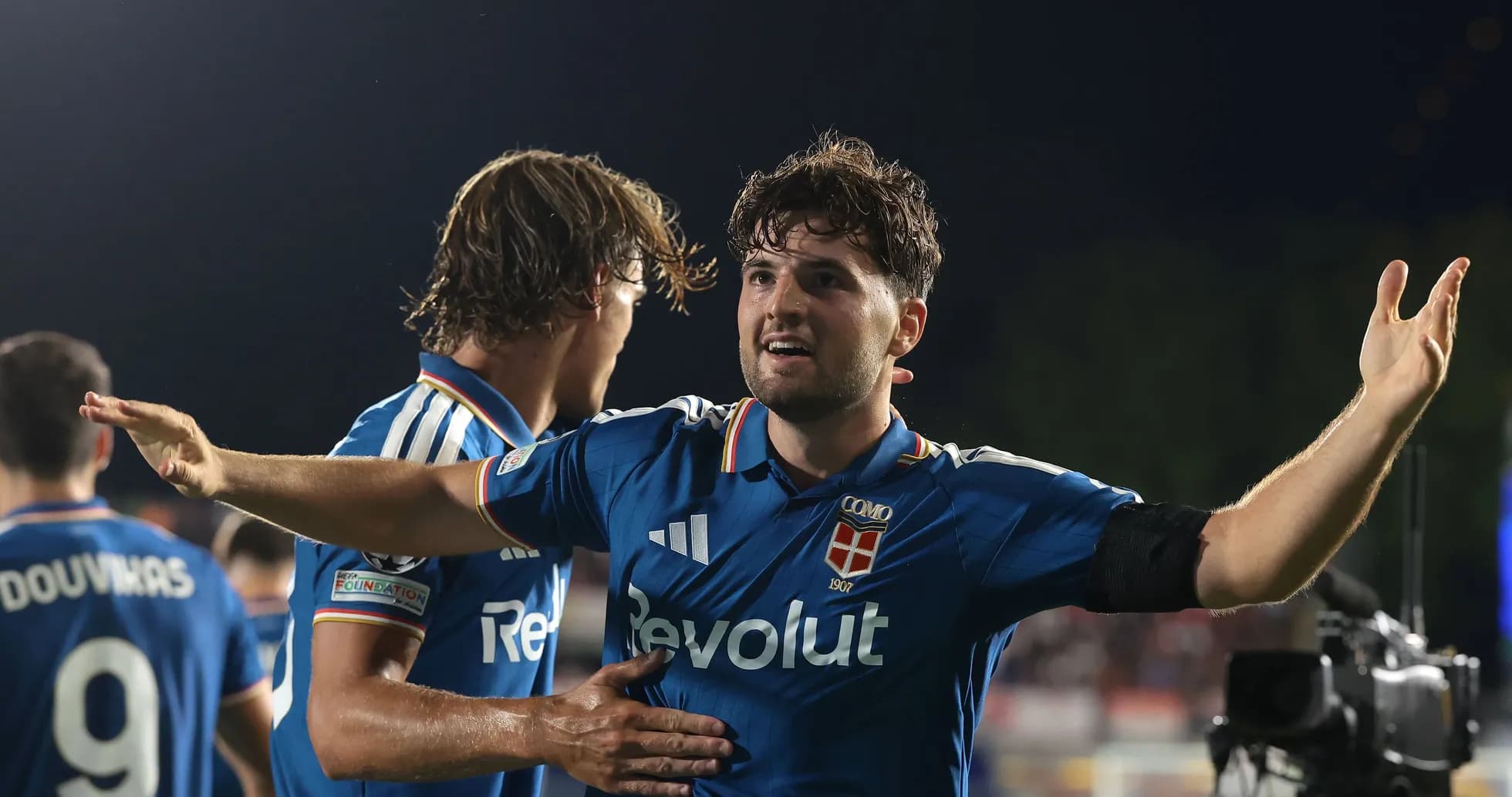 Joueurs de Como célébrant un but ensemble Joueurs de Como célébrant un but ensemble