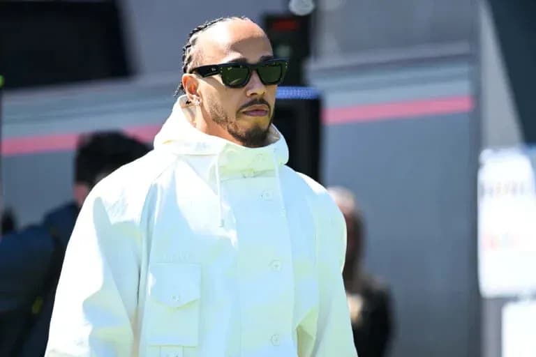Homme en manteau blanc marchant sur le circuit Homme en manteau blanc marchant sur le circuit