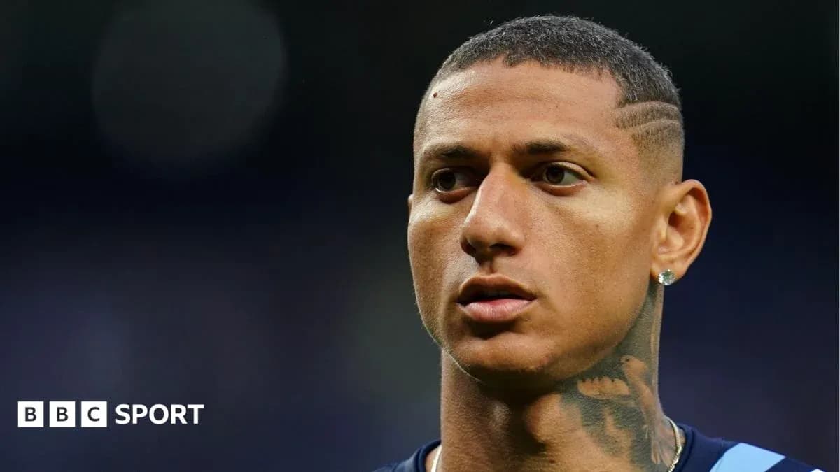 Joueur de football avec un tatouage et une coupe de cheveux stylée Joueur de football avec un tatouage et une coupe de cheveux stylée