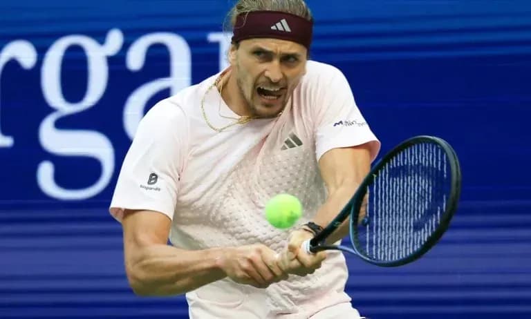 Joueur frappant une balle de tennis sur court Joueur frappant une balle de tennis sur court