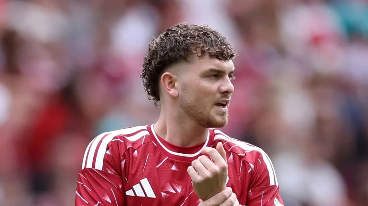 Joueur en maillot rouge s'apprêtant avant le match Joueur en maillot rouge s'apprêtant avant le match