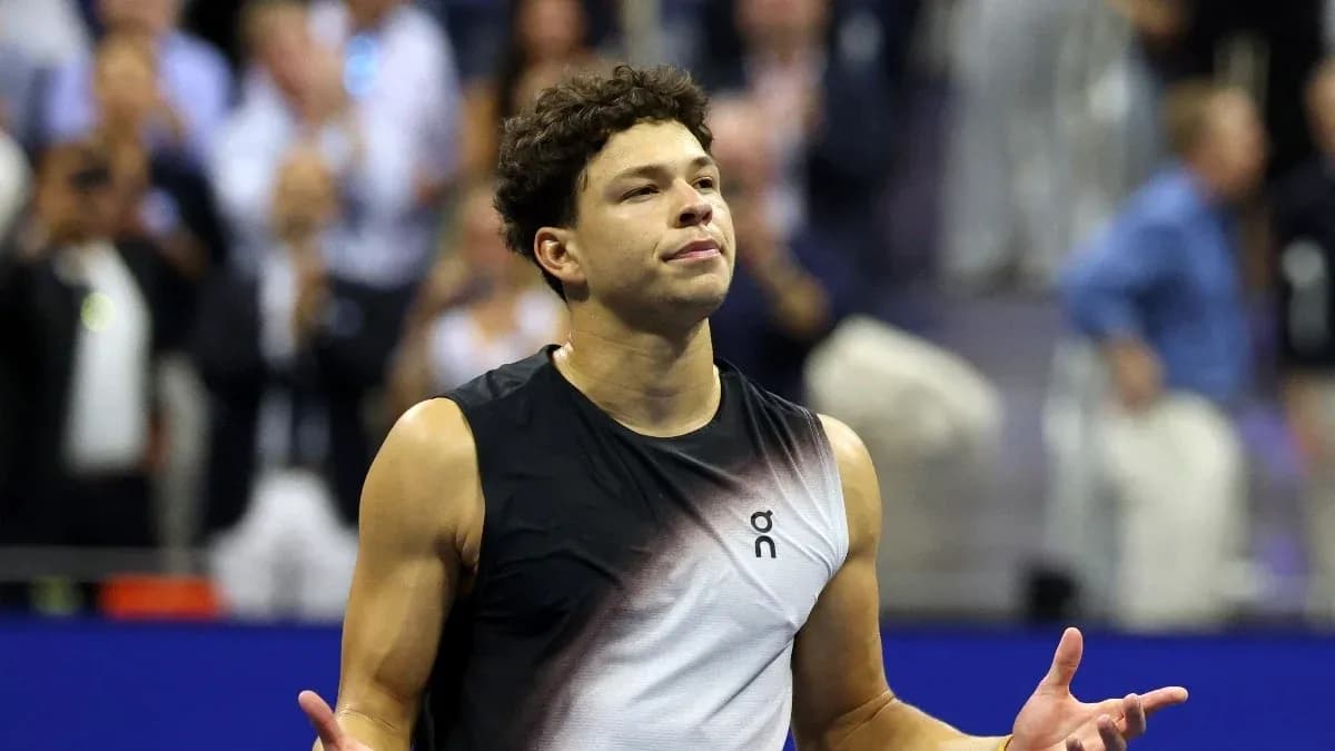 Joueur de tennis s'exprimant après un match Joueur de tennis s'exprimant après un match