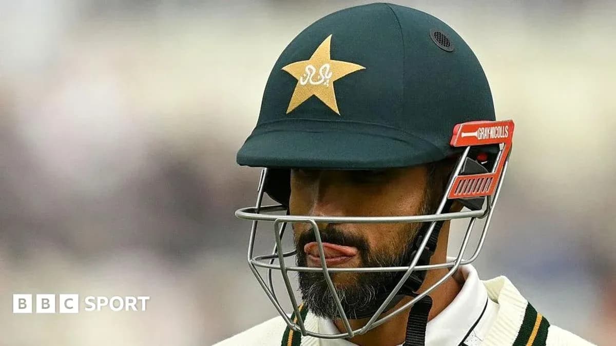 Joueur de cricket portant un casque de Pakistan Joueur de cricket portant un casque de Pakistan