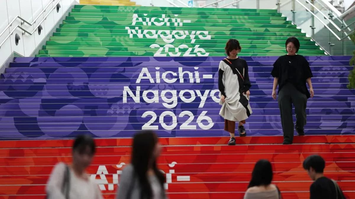 Escaliers décorés pour Aichi-Nagoya 2026 avec des personnes Escaliers décorés pour Aichi-Nagoya 2026 avec des personnes