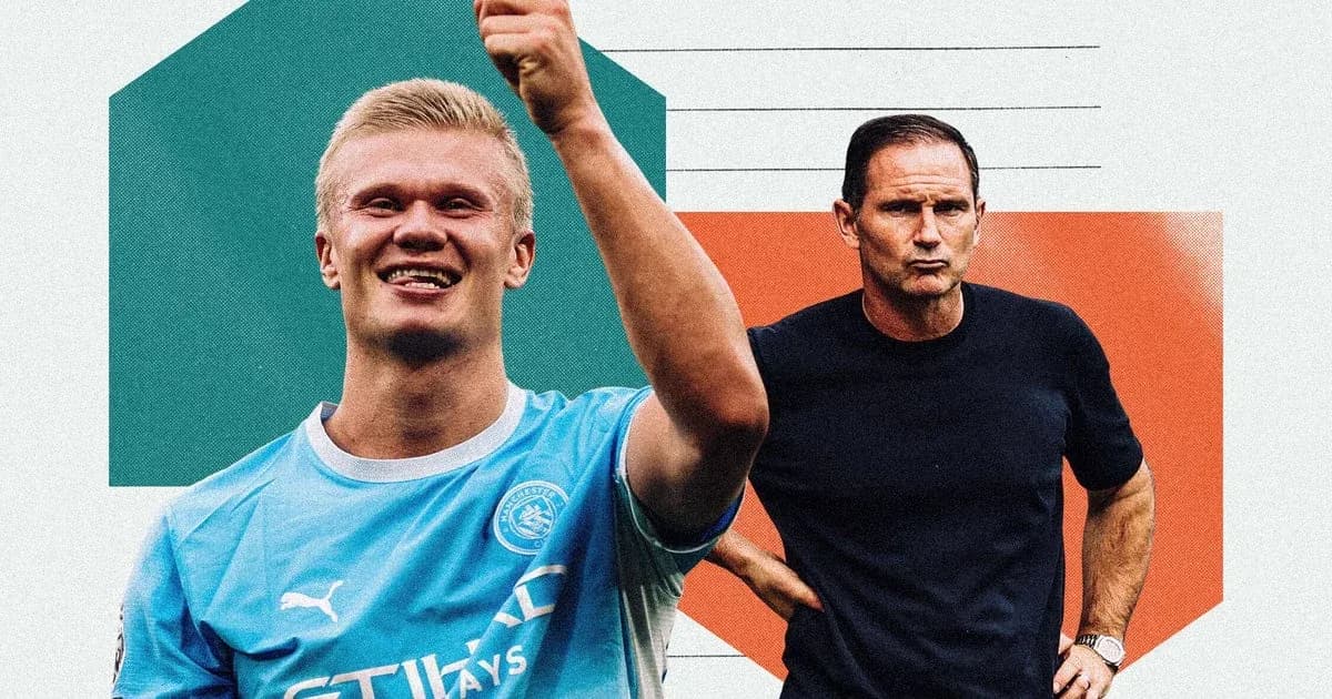 Erling Haaland célébrant avec un entraîneur en arrière-plan Erling Haaland célébrant avec un entraîneur en arrière-plan