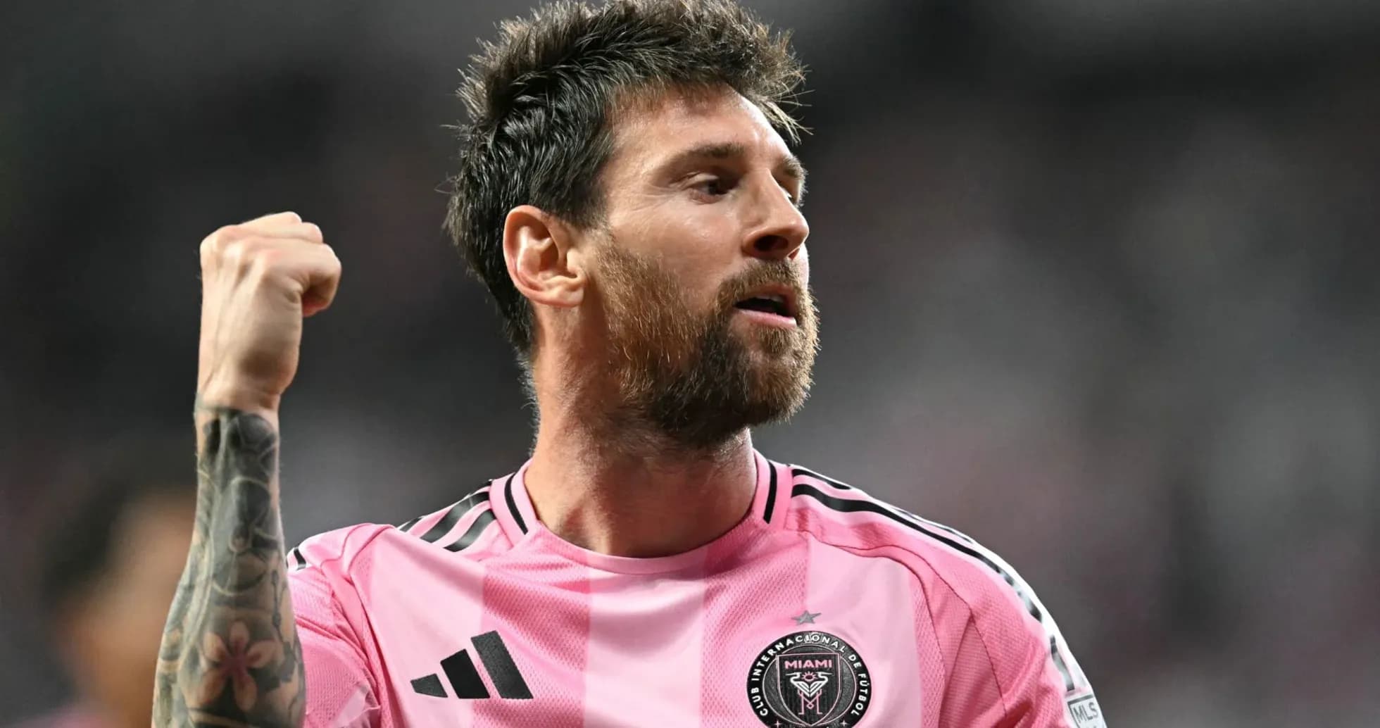 Joueur célébrant avec un poing levé en maillot rose Joueur célébrant avec un poing levé en maillot rose