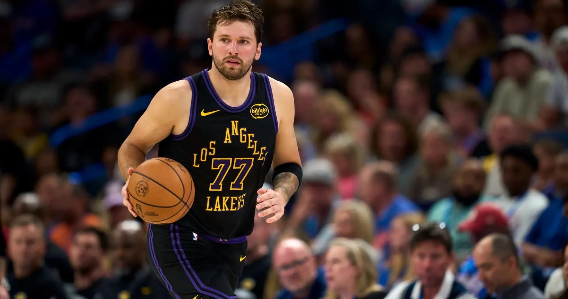 Joueur dribblant le ballon lors d'un match de basketball Joueur dribblant le ballon lors d'un match de basketball