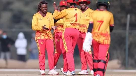 Équipe féminine du Zimbabwe célébrant un wicket Équipe féminine du Zimbabwe célébrant un wicket