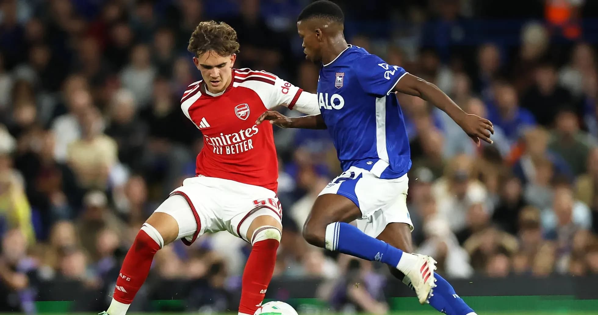 Joueurs d'Arsenal et d'Ipswich en duel sur le terrain Joueurs d'Arsenal et d'Ipswich en duel sur le terrain