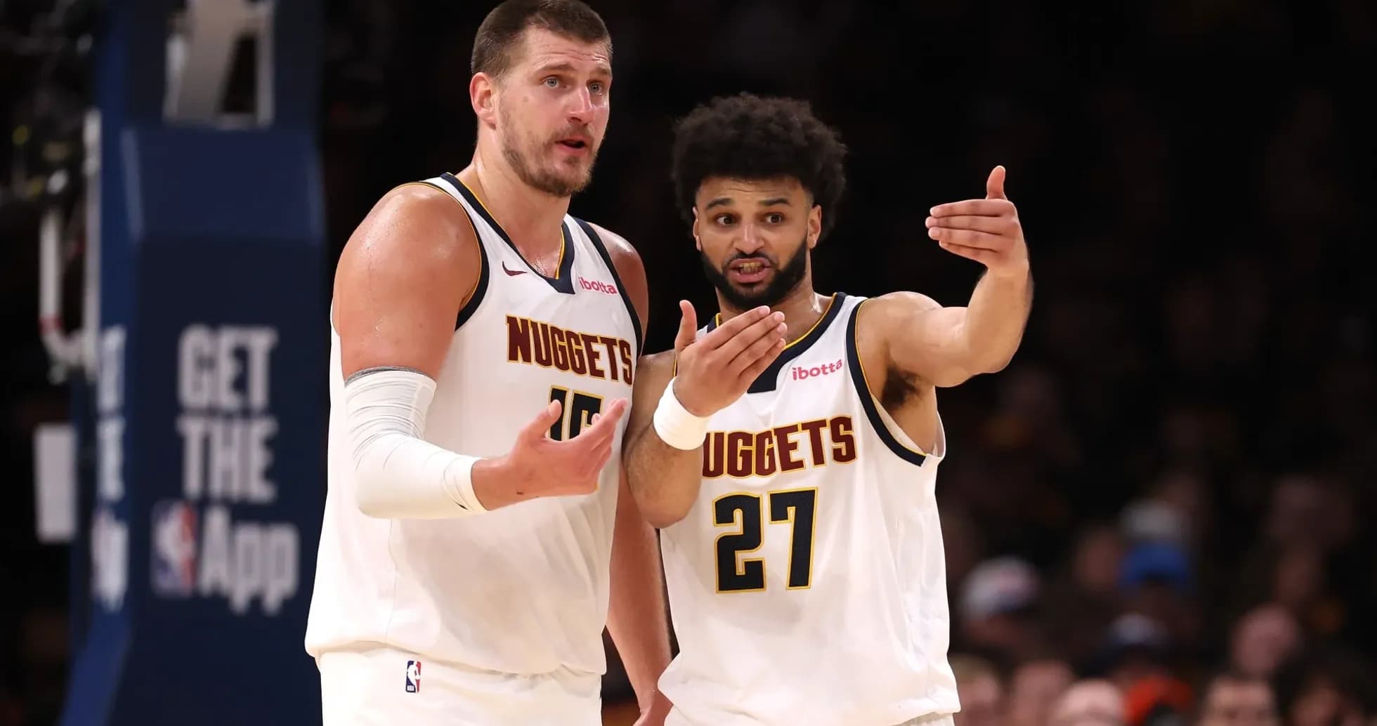 Joueurs des Nuggets discutant pendant un match Joueurs des Nuggets discutant pendant un match