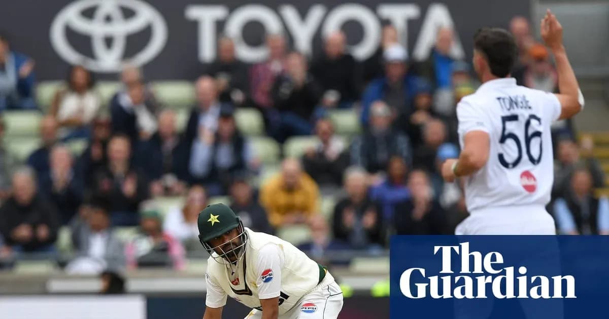 Joueur pakistanais en action lors d'un match de cricket Joueur pakistanais en action lors d'un match de cricket
