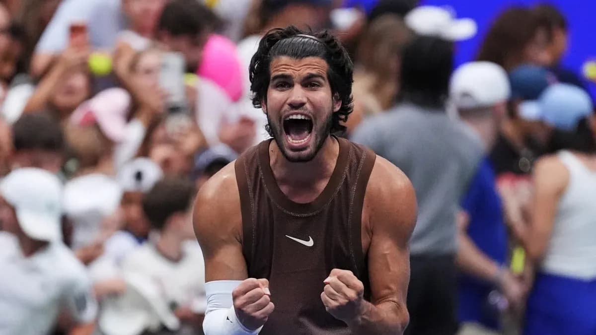 Joueur célébrant une victoire avec enthousiasme Joueur célébrant une victoire avec enthousiasme