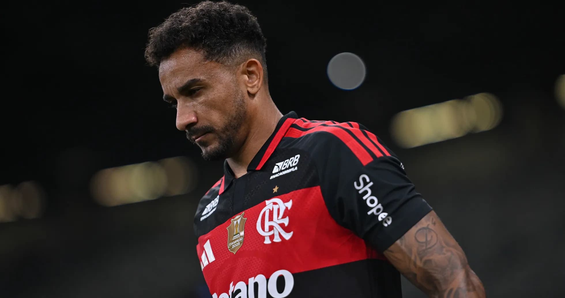 Joueur du Flamengo marchant sur le terrain Joueur du Flamengo marchant sur le terrain