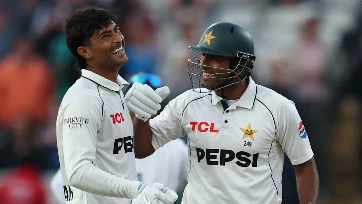 Joueurs de cricket pakistanais célébrant un moment ensemble Joueurs de cricket pakistanais célébrant un moment ensemble