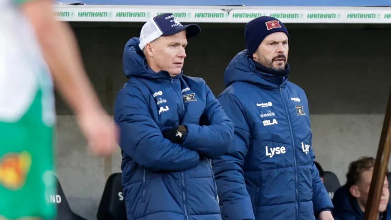 Deux entraîneurs sur le banc de touche pendant un match Deux entraîneurs sur le banc de touche pendant un match