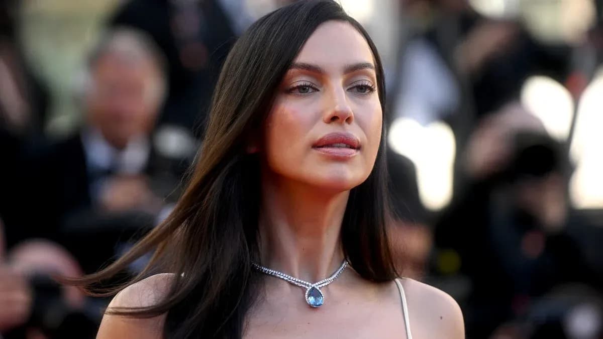 Femme avec un collier, posant à un événement Femme avec un collier, posant à un événement