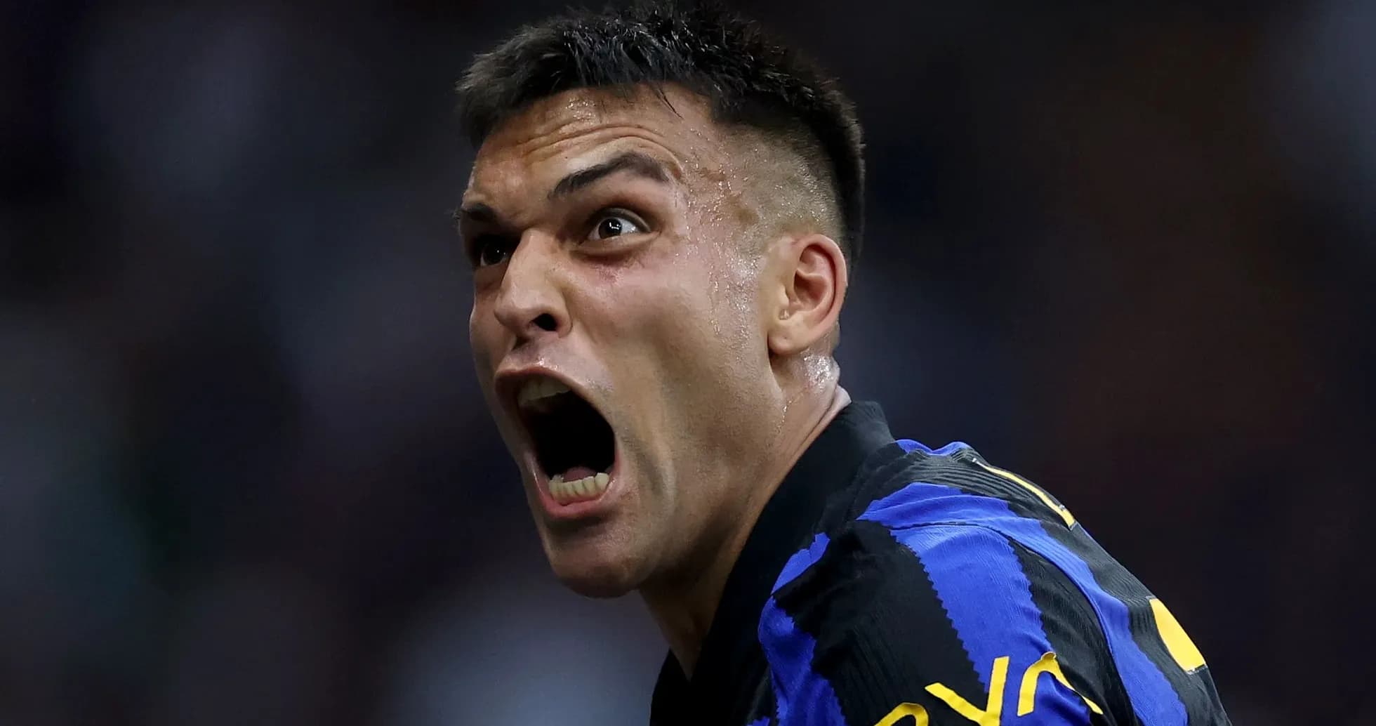 Joueur célébrant un but avec passion Joueur célébrant un but avec passion