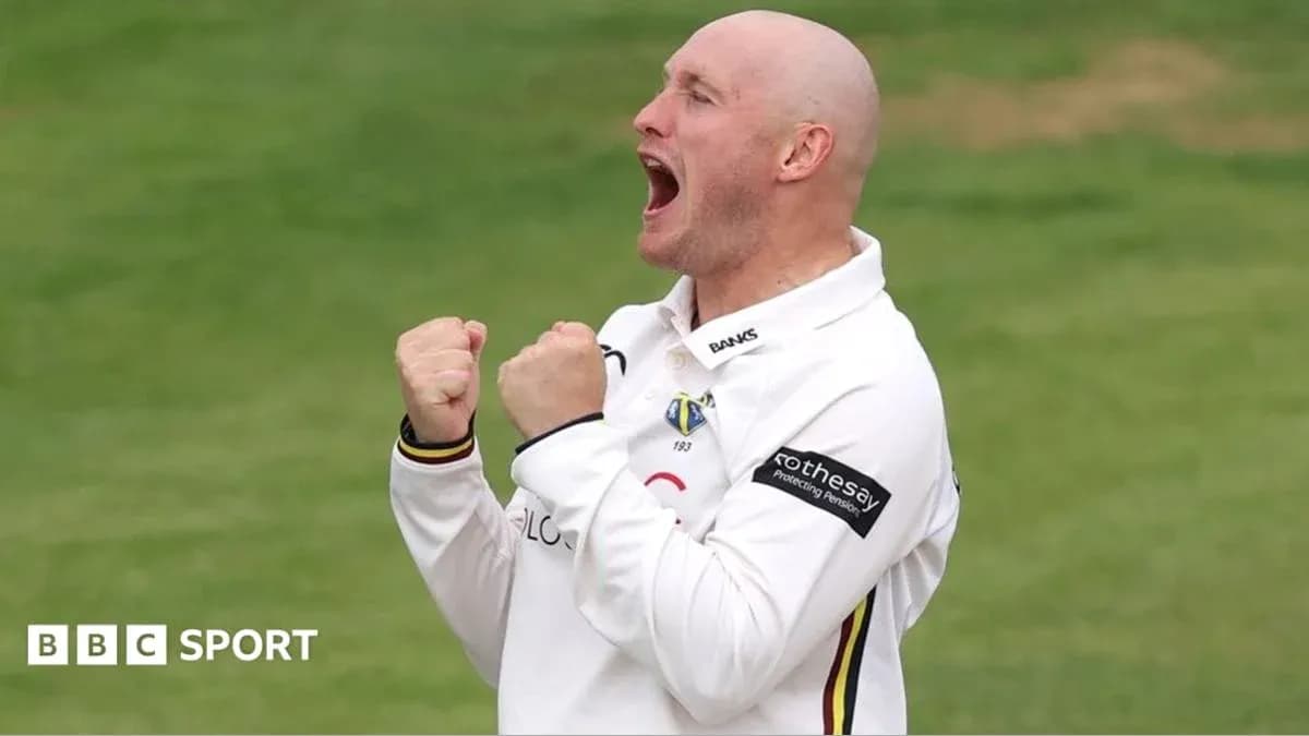 Joueur de cricket célébrant après une prise réussie Joueur de cricket célébrant après une prise réussie