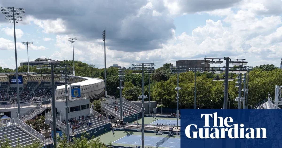 Vue panoramique du complexe de tennis avec spectateurs Vue panoramique du complexe de tennis avec spectateurs